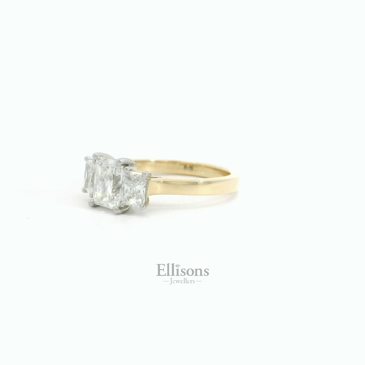 18ct Gold Platinum Three-stone Radiant cut Diamond ring 18ct Gold Platinum Three-stone Radiant cut Diamond ring