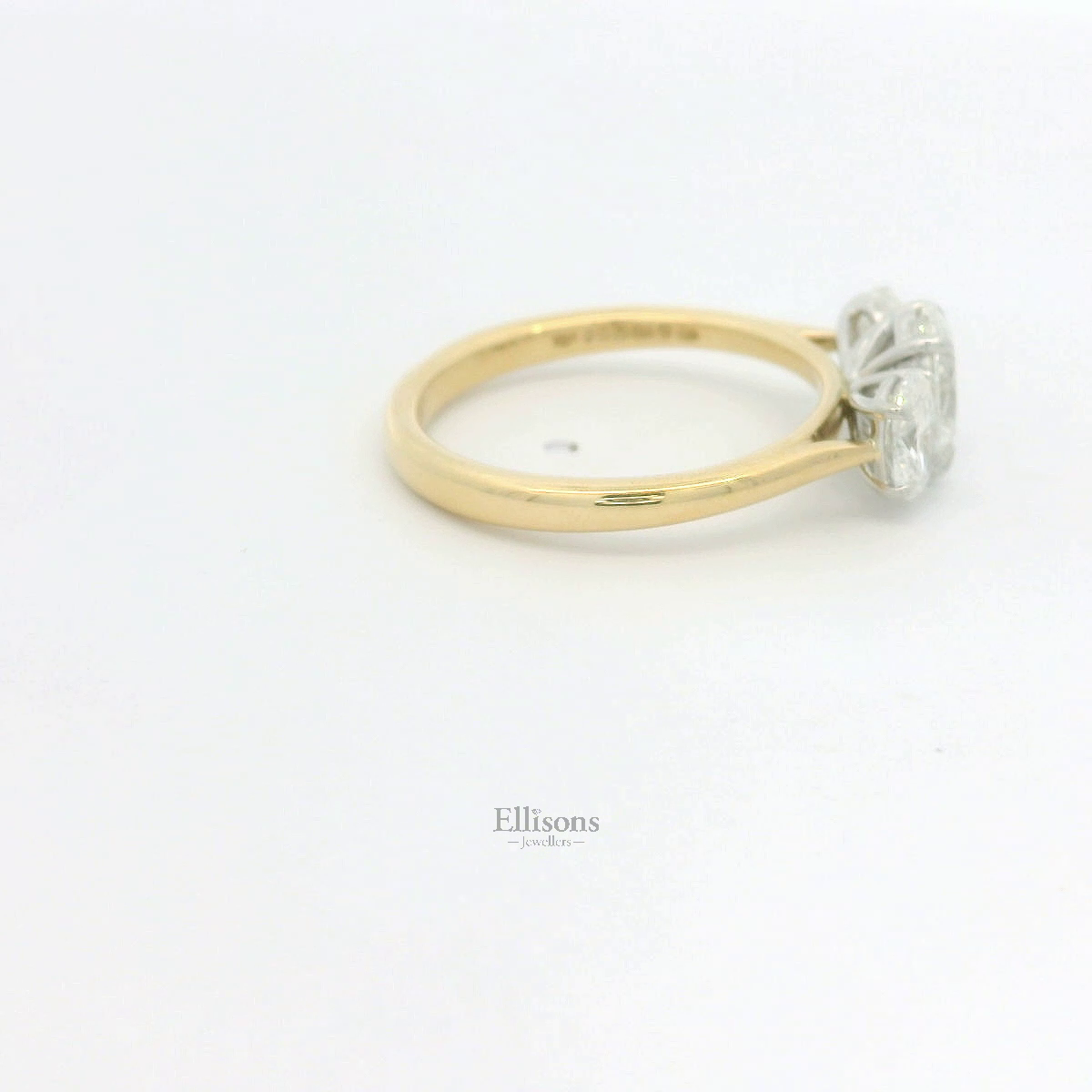 18ct Gold Platinum Oval GVS2 Diamond Trilogy ring 18ct Gold Platinum Oval GVS2 Diamond Trilogy ring