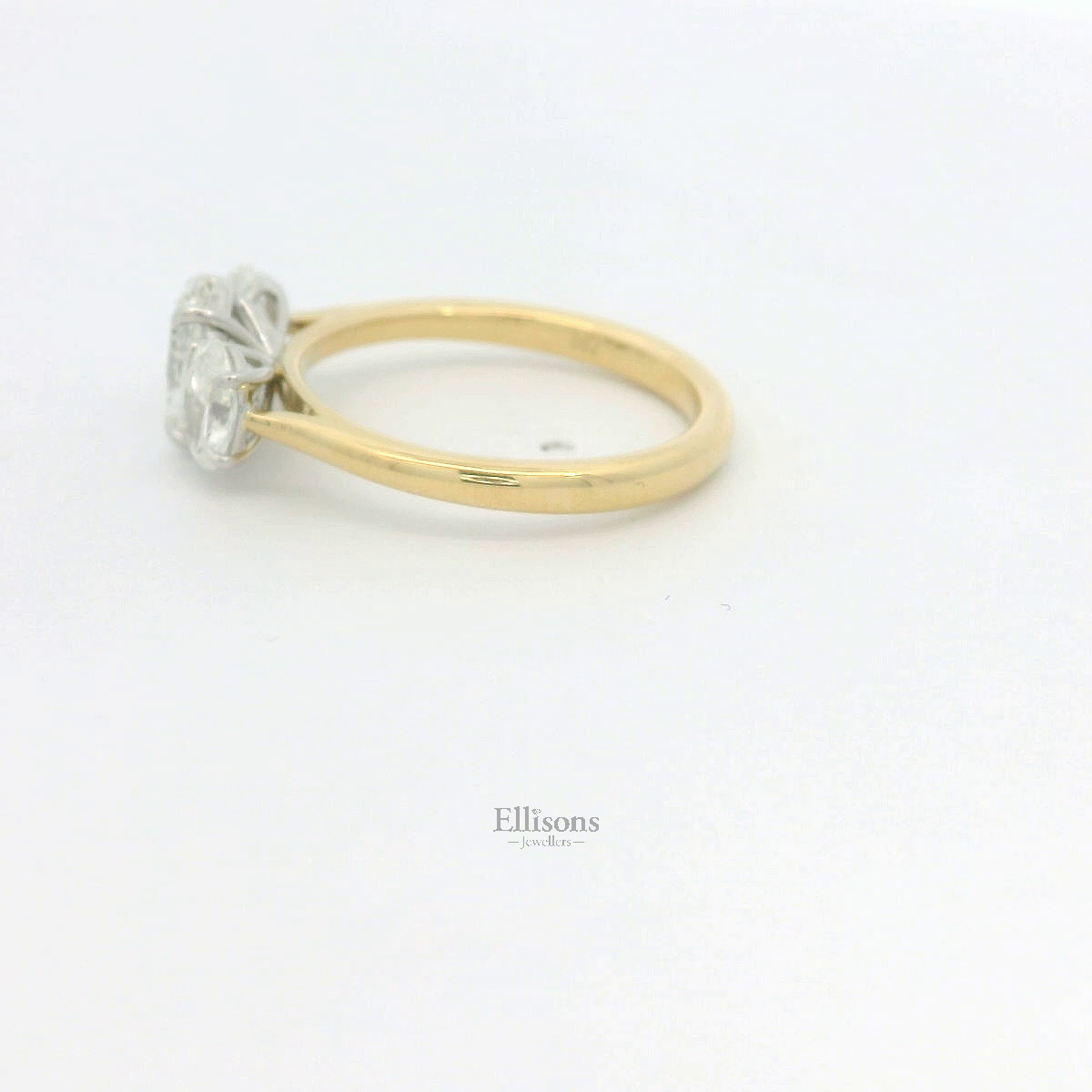18ct Gold Platinum Oval GVS2 Diamond Trilogy ring 18ct Gold Platinum Oval GVS2 Diamond Trilogy ring
