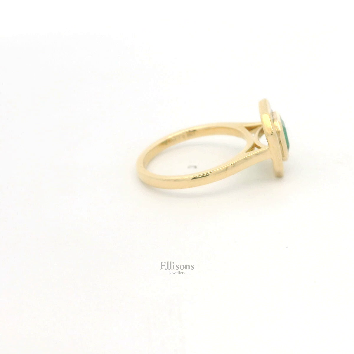 18ct Gold Emerald and Baguette Diamond Cluster ring 18ct Gold Emerald and Baguette Diamond Cluster ring