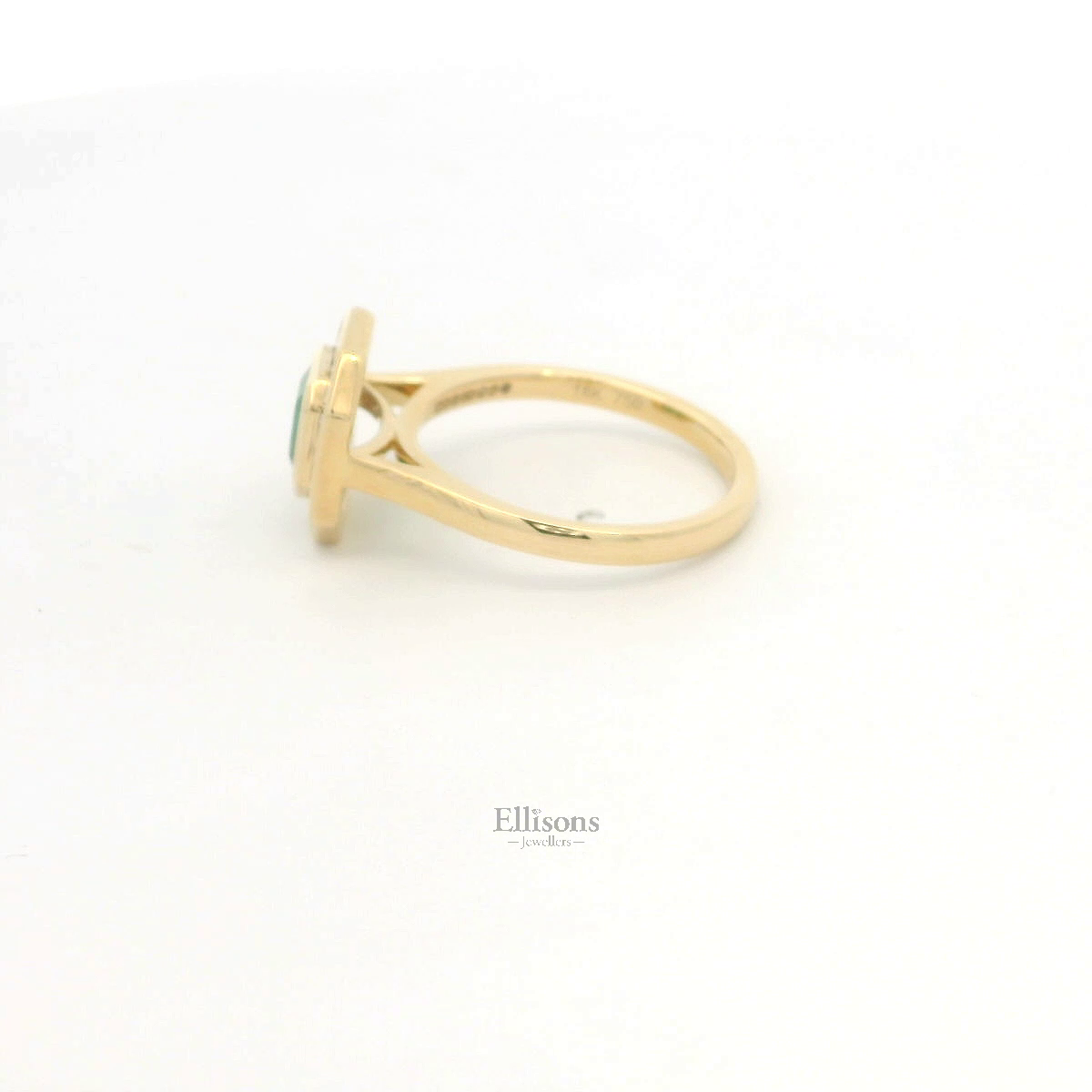 18ct Gold Emerald and Baguette Diamond Cluster ring 18ct Gold Emerald and Baguette Diamond Cluster ring