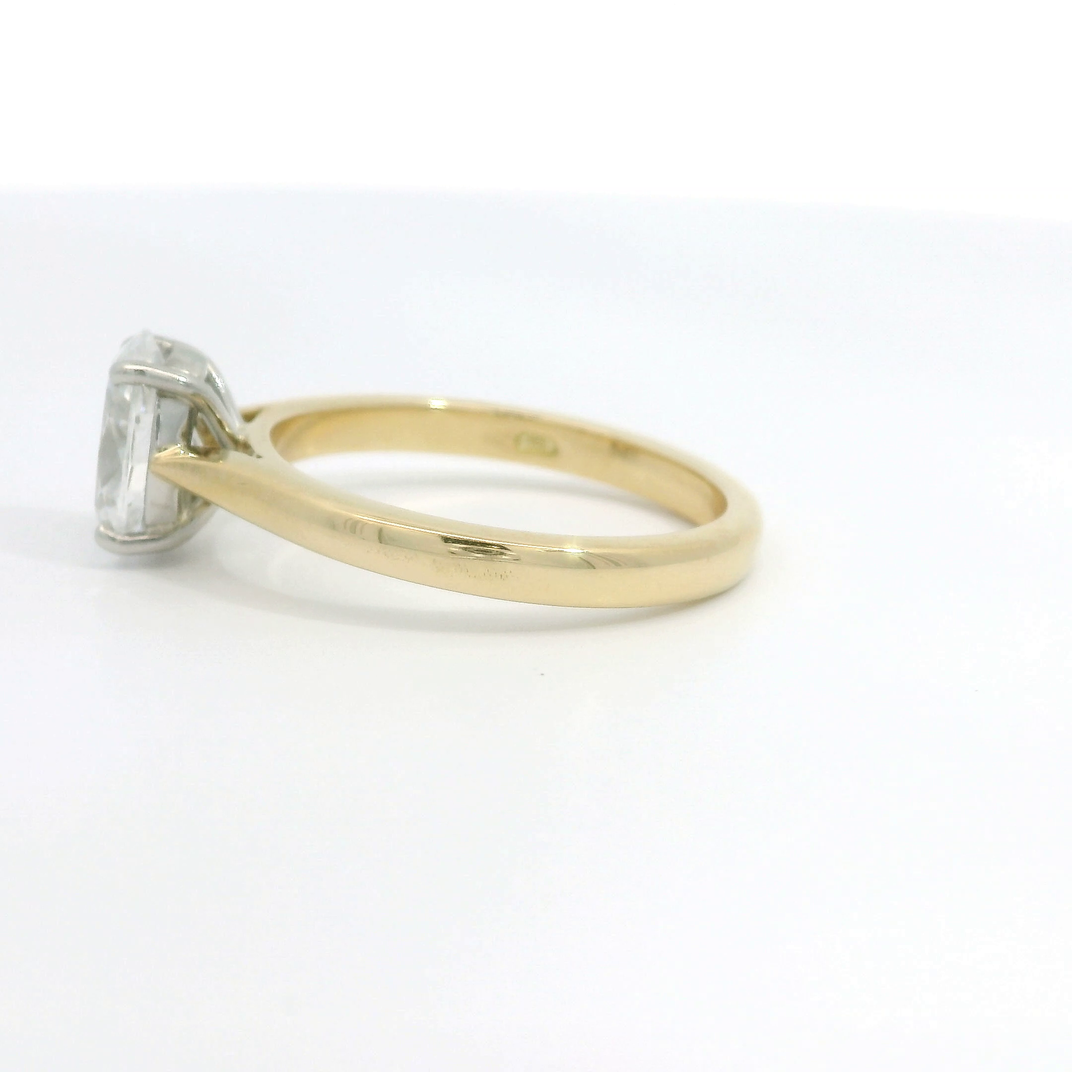 18ct Gold Platinum Solitaire Oval DSi2 Diamond ring 18ct Gold Platinum Solitaire Oval DSi2 Diamond ring