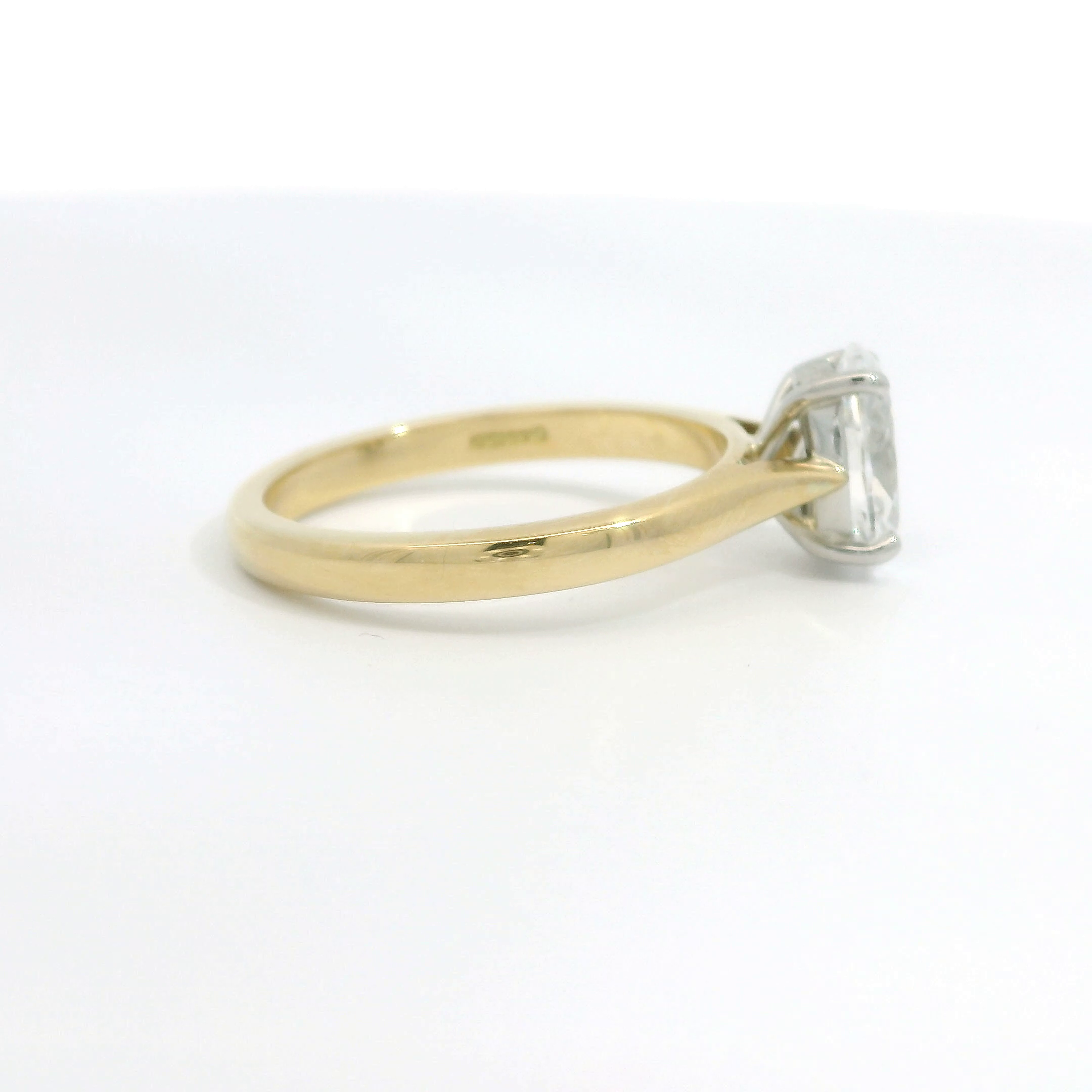 18ct Gold Platinum Solitaire Oval DSi2 Diamond ring 18ct Gold Platinum Solitaire Oval DSi2 Diamond ring