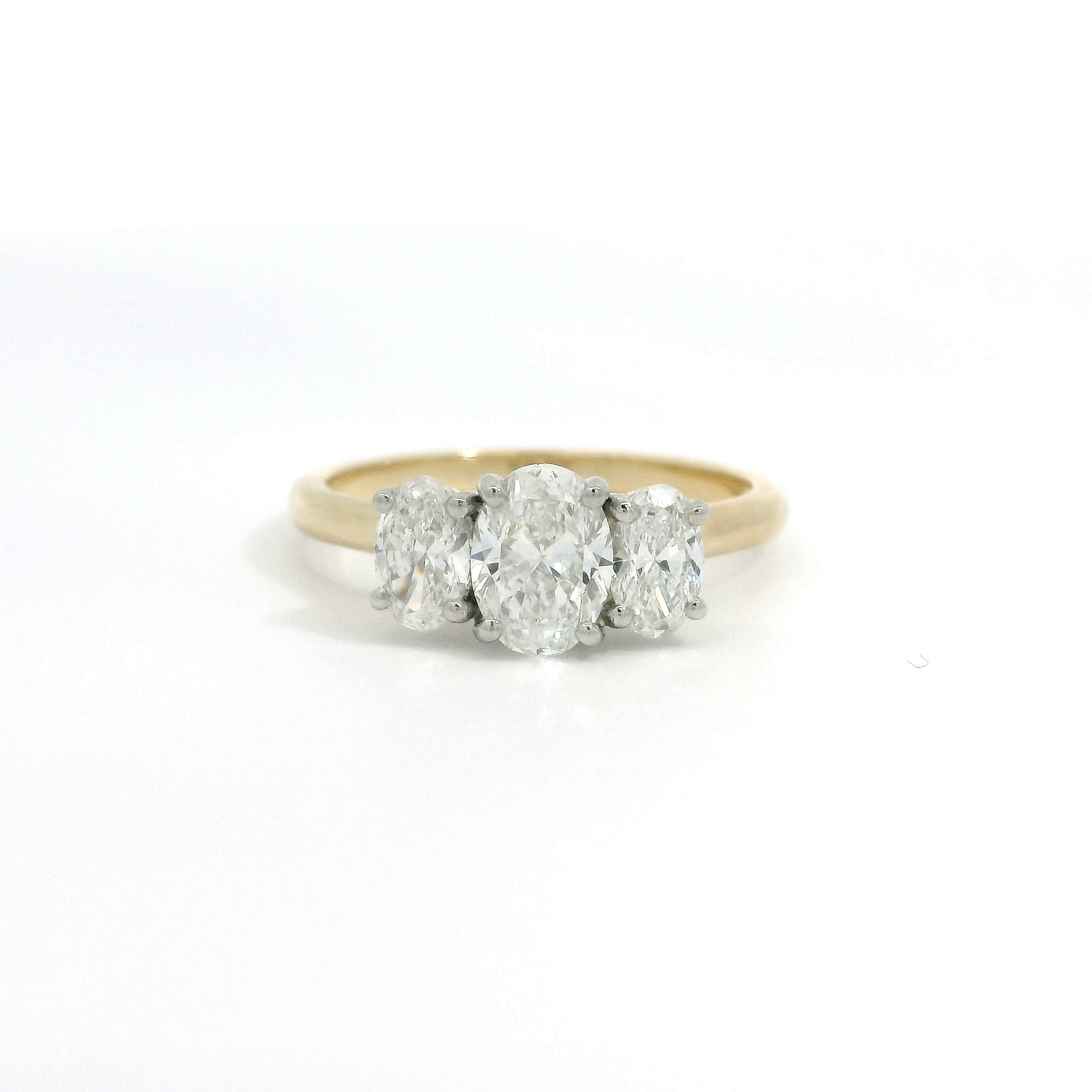 18ct Gold Platinum Oval FVS2 Diamond Trilogy ring 18ct Gold Platinum Oval FVS2 Diamond Trilogy ring