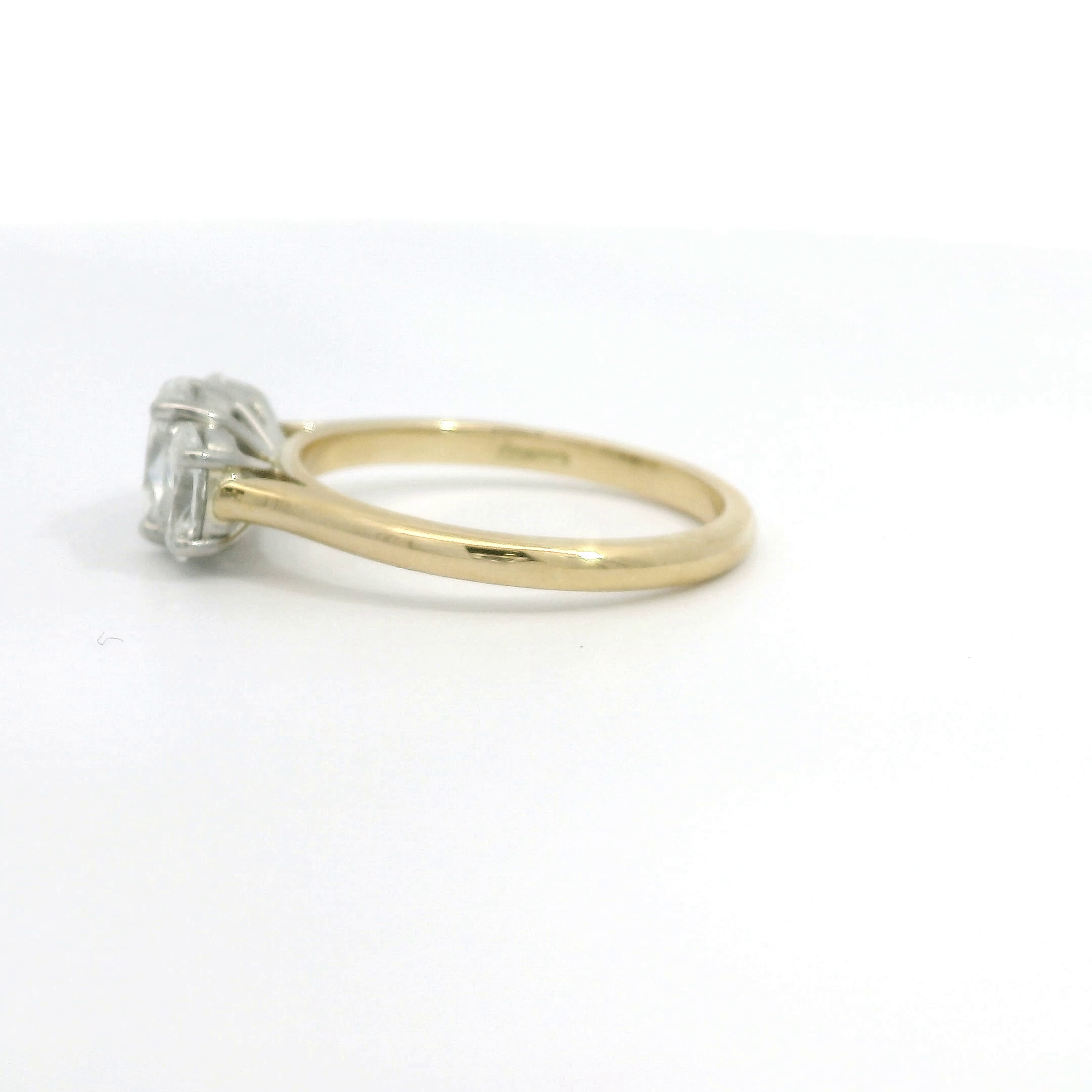 18ct Gold Platinum Oval FVS2 Diamond Trilogy ring 18ct Gold Platinum Oval FVS2 Diamond Trilogy ring