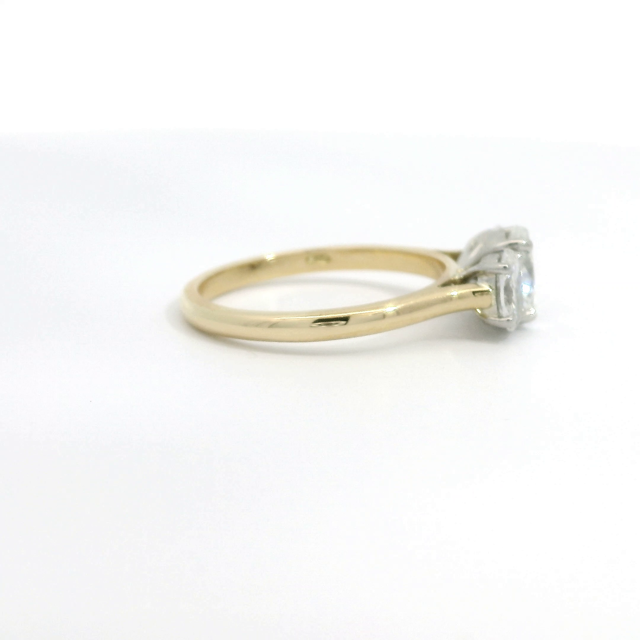 18ct Gold Platinum Oval FVS2 Diamond Trilogy ring 18ct Gold Platinum Oval FVS2 Diamond Trilogy ring