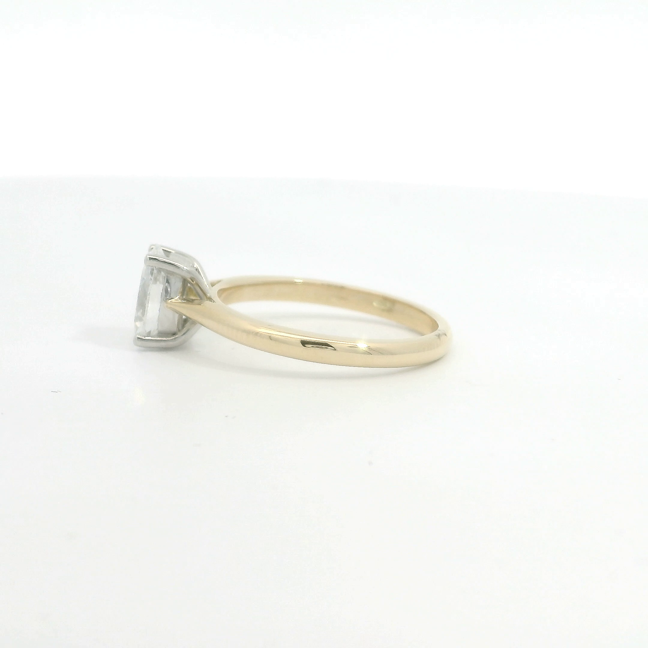 18ct Gold Platinum Solitaire Oval ESi1 Diamond ring 18ct Gold Platinum Solitaire Oval ESi1 Diamond ring