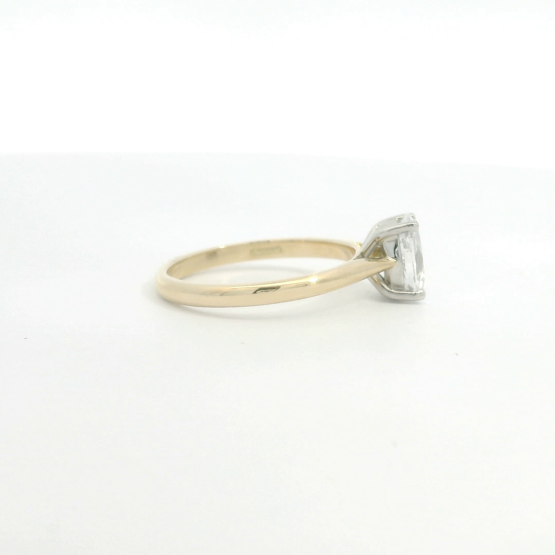 18ct Gold Platinum Solitaire Oval ESi1 Diamond ring 18ct Gold Platinum Solitaire Oval ESi1 Diamond ring