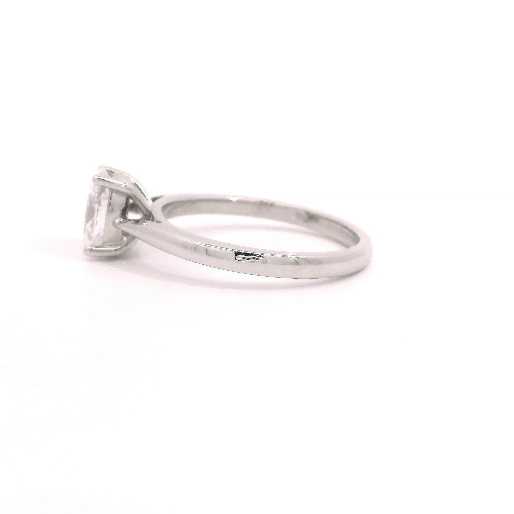 Platinum Solitaire Oval DVS2 Diamond ring Platinum Solitaire Oval DVS2 Diamond ring