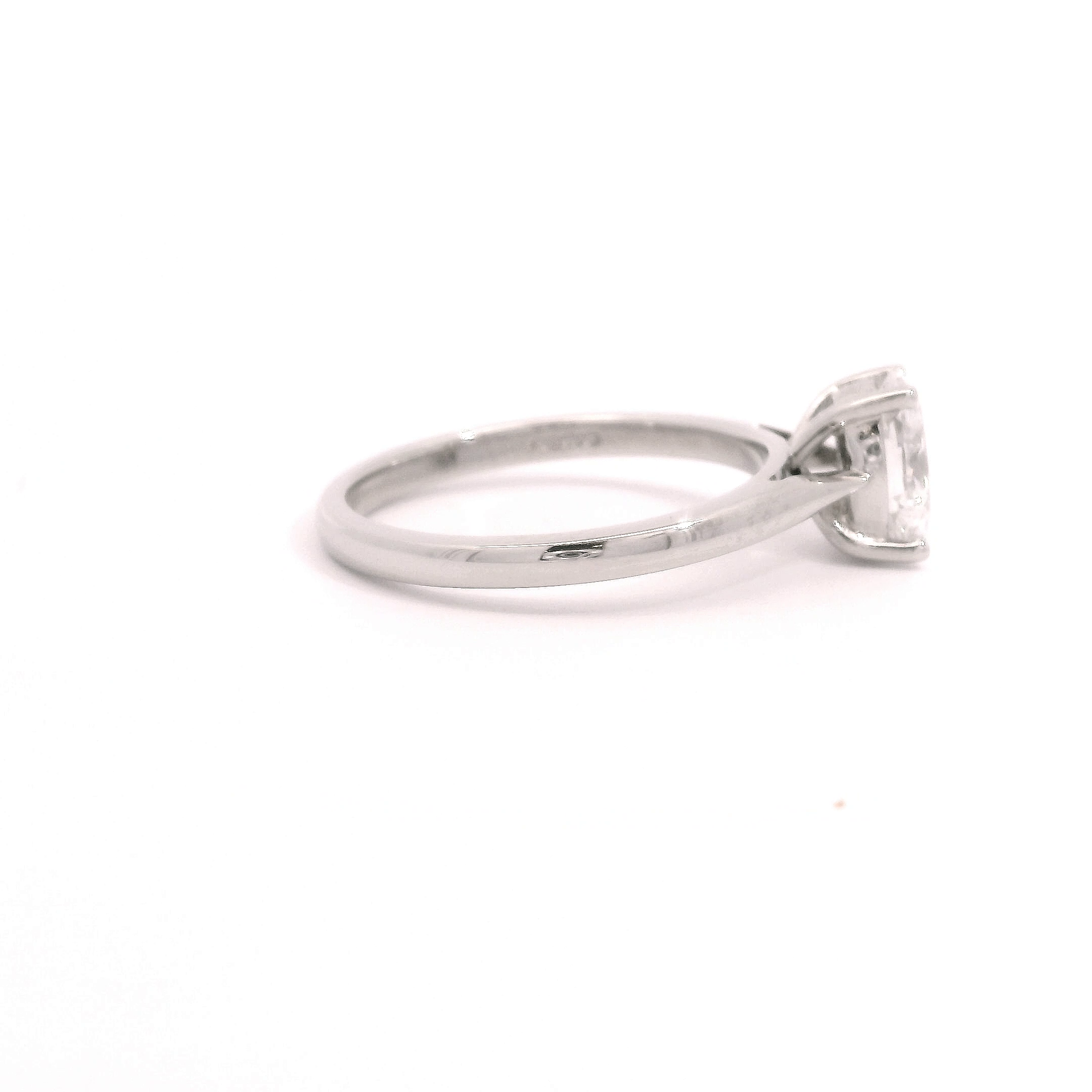 Platinum Solitaire Oval DVS2 Diamond ring Platinum Solitaire Oval DVS2 Diamond ring